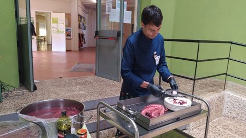 �scar Fern�ndez cocinando pulpo. �l es natural de O Carballi�o, procediendo de una familia de pulpeiros