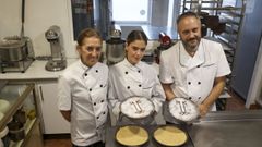 Ana Rodrguez, Luca Otero y Santy Otero en el obradoiro de la pastelera Santy en Narn. 