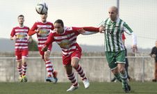 El defensa del Paiosaco Zalo frena la progresi�n de un rival del Milagrosa. 