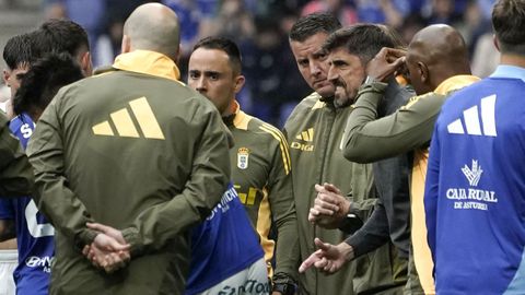 El técnico del Oviedo, Veljko Paunovic, durante el Real Oviedo-Cádiz