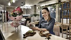 Olaia posa con algunas de las tortitas y tostas de desayuno que propone en Lola Lim�n