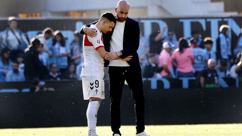 Claudio Gir&aacute;ldez, consolando a Ferran Jutgl&agrave; tras el Celta-Alav&eacute;s.
