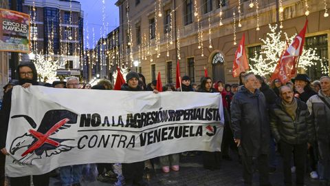 Decenas de personas asisten este s�bado en Gij�n a la concentraci�n por la paz en Venezuela, convocada por el colectivo de venezolanos refugiados en Asturias