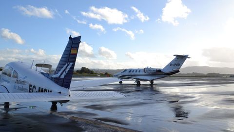 A la izquierda de la imagen, una PA-28-181 Archer de Atlantic Air Academy y, a su derecha, un Cessna Citation de Atlantic Air Solutions basado en el aeropuerto de Alvedro (A Coru�a).
