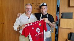 Antonio Couceiro y lvaro Rodrguez, con la camiseta del club de ftbol de Muxa