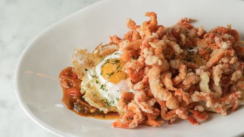 Dani García apuesta por recetas malagueñas actualizadas como los huevos fritos con camarones que sirve en Lobito de Mar, en Marbella 
