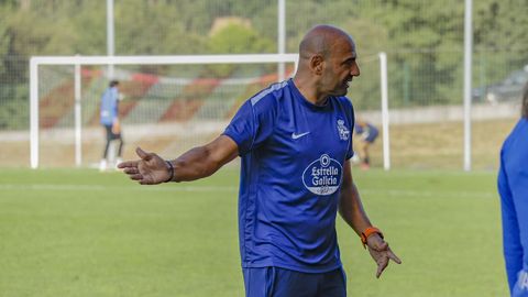 Manuel Pablo dando indicaciones a sus jugadores durante un partido de pretemporada