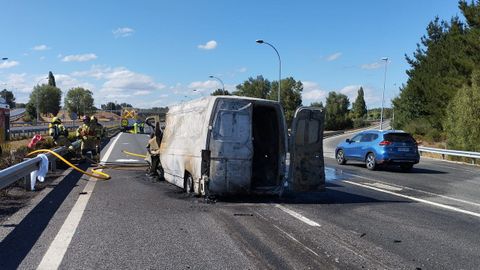 Imagen de la furgoneta calcinada en la�A-6, tras el choque