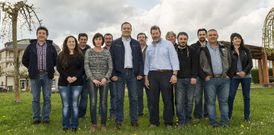 Los integrantes de la candidatura del BNG posan en el parque acondicionado en la ribera del rio Rub�n