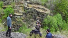 Participantes en un recorrido de presentacin de las rutas pasan junto a una antigua alvariza 