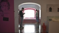 Visitantes en la finca Santa Isabel en la que Lennon pas� parte de su retiro.