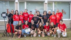 O equipo do documental xunto a voluntarios do Espazo Lectura