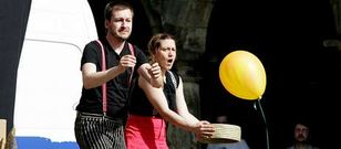 Caramuxo Teatro mezcla en su funci�n dentro de las fiestas del Ap�stolo el teatro de actores con t�teres.