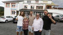 Jos� y Josefa, ante el negocio que fundaron, con los tres j�venes israel�es que lo continuar�n