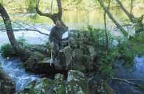 Un agente de Medio Ambiente toma datos en las <span lang= gl >pesqueiras</span> de O Plateado del r�o Ulla en Herb�n. 