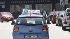 Un coche dunha autoescola facendo pr�cticas en Chantada, nunha foto de arquivo