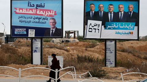 Carteles del partido de izquierda Los Dem&oacute;cratas y de la &aacute;rabe Joint list, en una ciudad del sur de Israel.