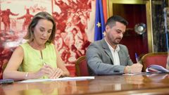 La secretaria general del PP, Cuca Gamarra, firmando el acuerdo basado en la agenda canaria con el secretario de organizacin de Coalicin Canaria, David Toledo.