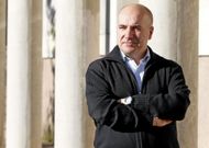 Dold�n dirixiu o Inega e preside a asociaci�n V�spera de Nada. 