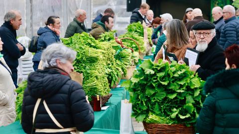Jurado, productores y p�blico en la carpa donde se expusieron las cestas de grelos.