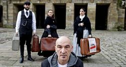 Henrique Pe�n, en primer plano, desembarca en Santiago con su �ltima creaci�n.