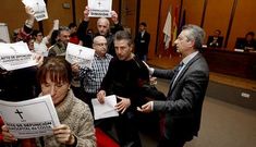 <span lang= es-es >Protestas ante la conselleira</span>. Insua, el director que dimiti�, trat� de apaciguar a los sindicalistas que protestaron en la toma de posesi�n del gerente ejecutivo del Hospital Costa, Soriano Paredes.