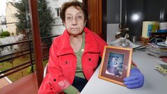 Maricarmen Rodrguez en su casa de Burela con una foto de su marido, Jaime, fallecido por coronavirus