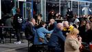 Clientes en los bares unos d�as despu�s de que se levantara parcialmente el confinamiento en Copenhague