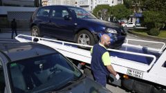 La gr�a retirando el coche accidentado 