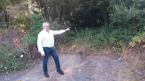 El alcalde de Carral, Jos� Luis Fern�ndez Mouri�o, muestra la entrada de la cantera de As Catalinas.