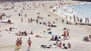 Gente tomando el sol en la playa del Orzn en A Corua