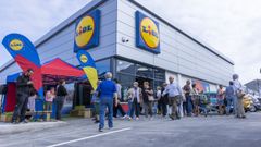 Decenas de personas, alrededor del Lidl, que se reabri� este viernes en Carballo