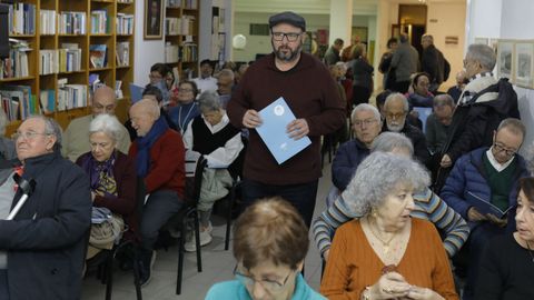 O profesor Garrido -na imaxe, pouco antes da charla-  experto no pensamento de Castelao.