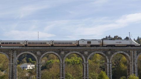 Un Alvia saliendo de Lugo por el viaducto de A Chanca