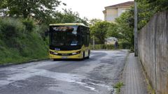 Un bus urbano, subiendo por la OU-413.