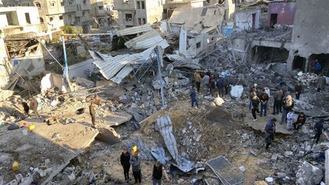 Edificios destrozados en las ltimas horas en una nueva jornada de bombardeos sobre Gaza, en la que se registraron ms de 50 fallecidos