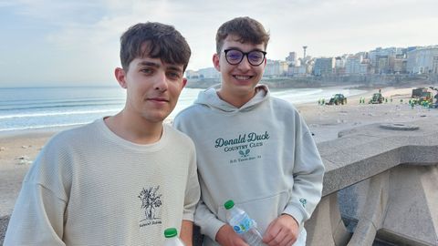 Alberto y Hugo, en el paseo marítimo, tras la noche de fiesta de San Xoán.