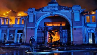 Los bomberos trabajan en la extinción de un incendio causado por un ataque con drones rusos en un mercado de Odesa