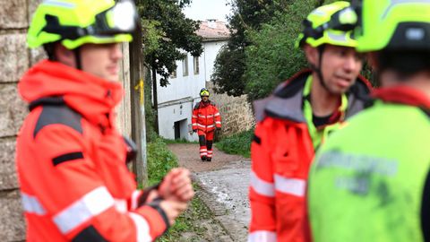 Personal de emergencias trabajando en la zona del desprendimiento