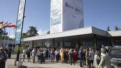 Varias personas esperan a entrar en la inauguracin de la Feria de Muestras de Gijn, en el Recinto Ferial 'Luis Adaro',