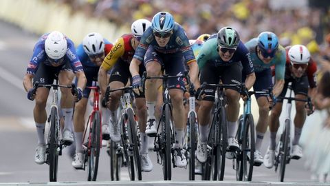 Imagen del pelot�n durante una etapa de la presente edici�n del Tour de Francia.