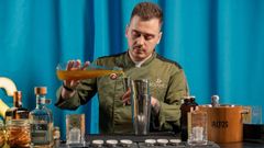 Marcos Ferro elaborando el c�ctel