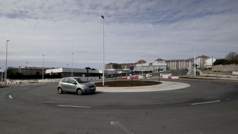 La nueva rotonda de la avenida de A Sardi�eira redistribuir� el tr�fico hacia la zona escolar, hacia Os Mallos y hacia la estaci�n intermodal