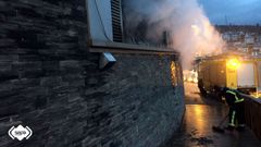 Los bomberos intervienen en el incendio de los almacenes de pescadores en Luarca