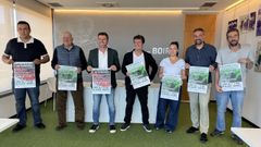 Romero y Santamar�a (en el centro), acompa�ados de participantes en la presentaci�n.
