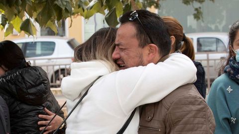 El padre de Claudia Abigail, la chica de 17 a�os que fue asesinada por su exnovio de 19 a�os, recibe el consuelo de familiares y amigos, hoy en el tanatorio de Totana.