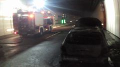 El coche que empez� a arder qued� destrozado dentro del t�nel