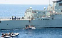 Un momento del simulacro de registro por parte de la dotaci�n de la F-105 sobre la corbeta oman�.