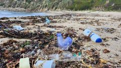 Basura en la playa de Bens, en A Coru�a. 