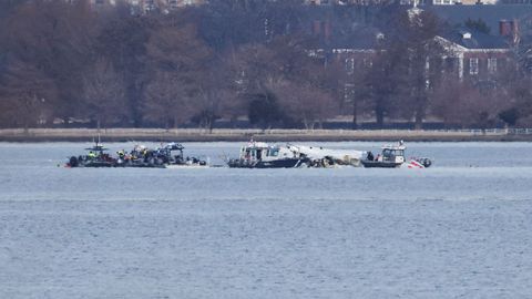 Trabajos de rescate en el ro Potomac